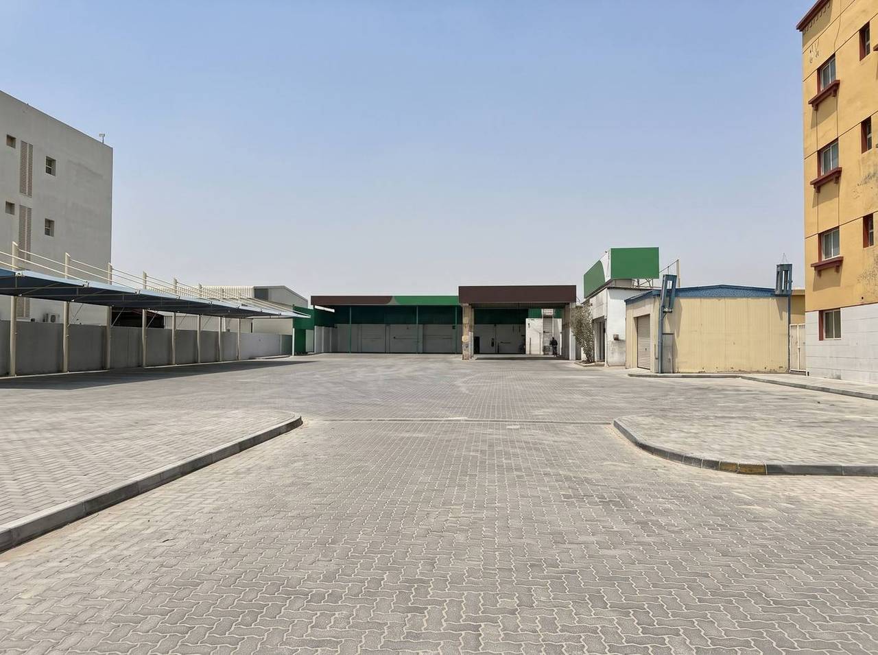 Car wash and oil-change facility — service bays — Industrial Area 12, Al Senaiyat
