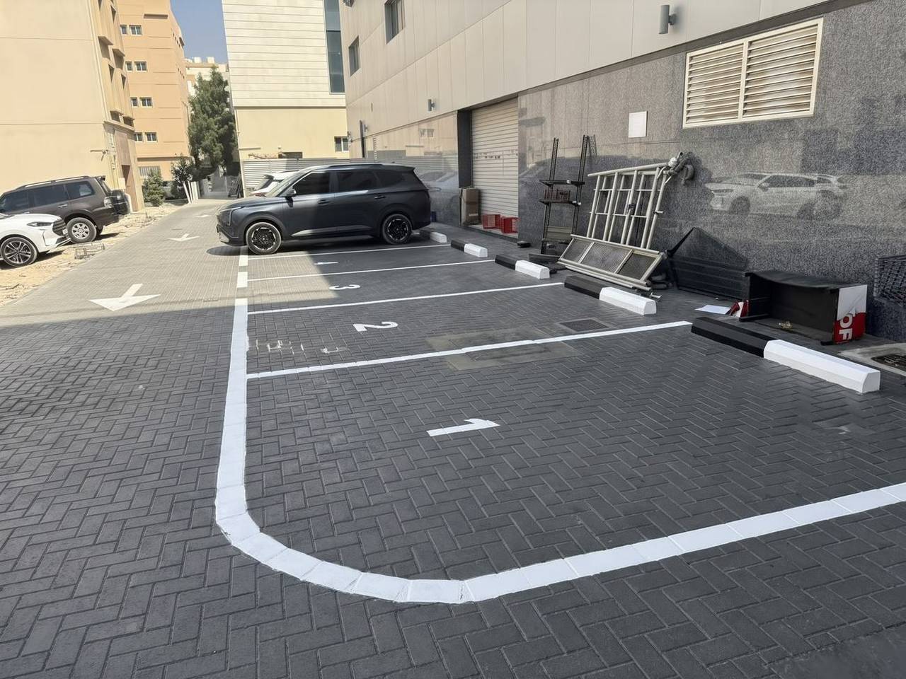 Parking bay marking on interlock paving — Sharjah Co-operative Society, Al Sharq St